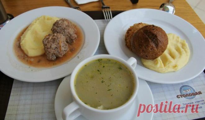 Меню из советского прошлого Советские столовые — один из непоколебимых стереотипов. Комплексный обед на пластиковом разносе — это всегда первое, второе и компот. Несмотря на то что