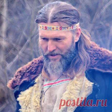 УЧИТЕСЬ МАЛО ГОВОРИТЬ (ВЕДИЧЕСКАЯ МУДРОСТЬ)

Лишние бессодержательные разговоры сильно растрачивает твою энергию, особенно болтовня, подкормленная эмоциями. Когда у тебя в жизни что-то происходит, попробуй одну практику - не говори об этом никому, когда аж до боли чешется рассказать. Что-то случается - сохрани это в себе, тогда ты сохранишь внутри себя силу и потенциал этого происшествия. 


Так же когда кто-то пытается вовлечь тебя в свои рассказы - сохраняй спокойствие и...