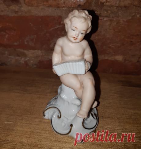 Статуэтка. Путти с гармошкой. Германия. Клеймо. Фарфор. Глазурь бисквит. Размер : 115 х 80 х 68 мм.
Цена : 9000 руб.