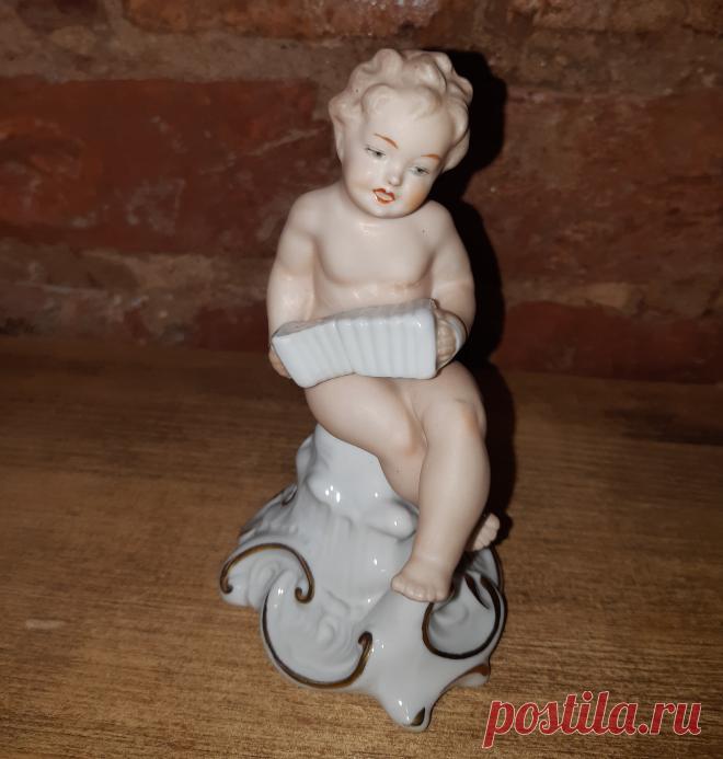 Статуэтка. Путти с гармошкой. Германия. Клеймо. Фарфор. Глазурь бисквит. Размер : 115 х 80 х 68 мм.

Цена : 9000 руб.