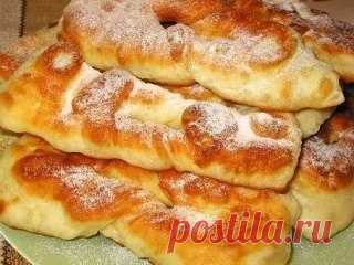 Таратушки на кефире.
Я принесла вам снова очень вкусный и незамысловатый рецепт! Эти пышечки не оставят никого равнодушными. Особенно они нравятся детям! 
Время приготовления: 60 мин 
Порций: 6-8
Вам потребуется:
1.5 стакана кефира.простокваши или кислого молока. 
1 яйцо 
3 ст. ложки сахара 
2 ст. ложки растительного масла 
0.5 ч. ложки соли 
0.5 ч. ложки соды 
муки примерно 2-3 стакана(это примерное количество муки.если тесто липнет к рукам подсыпать еще).
по желанию паке...