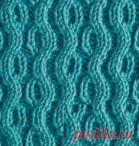 Несколько схем для вязания узора «Змейка»
Известный всем рукодельницам узор «змейка» или «зигзаг» относится к категории ажурных односторонних орнаментов. Но при этом, такой рисунок можно встретить и в рельефных категориях. В основном им вяжу…