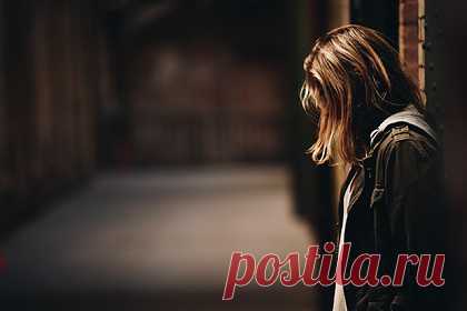 Девушка встретила родственницу и довела ее до слез историей своей жизни. 18-летняя девушка рассказала о том, как впервые за много лет встретилась с тетей, которая сперва пустила их с матерью пожить, а затем выгнала на улицу. Она раскрыла родственнице правду о том, что с ней случилось за прошедшие годы, и довела ее до слез историей своей жизни.