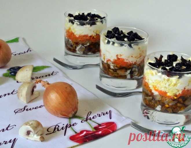 Слоёный салат с печенью, грибами и черносливом – кулинарный рецепт