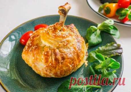 Куриные ножки в мешочке из слоеного теста в духовке - 5 вкусных рецептов Чем удивить гостей? Первый вопрос, когда задают себе хозяйки перед праздничным застольем. Хочется поставить на стол оригинальные и вкусные блюда,