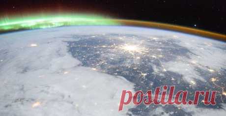 «Полярное сияние, в середине сверкает Москва, а слева вверху — Санкт-Петербург. Снимок сделал Олег Кононенко», — написал космонавт Сергей Волков в своем Twitter. | Российские космонавты, находящиеся на Международной космической станции, сфотографировали Москву и Санкт-Петербург на фоне северного сияния
