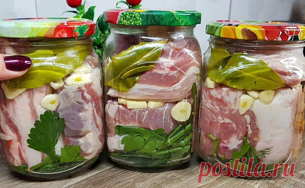 Обычно сало просто солят, но гораздо насыщеннее вкус получится при горячем способе приготовления. Хотя рецепт не требует углей, результат будет почти как шашлык. Ингредиенты: Сало – 1,5 кг (свежего, с мясными прожилками или без — по вкусу) Вода – 1 л Соль – 100 г Лавровый лист – 3 шт Перец черный - 25 августа - 43640219594 - Медиаплатформа МирТесен