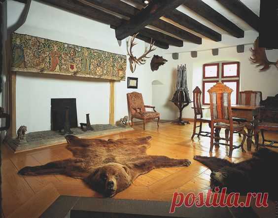 Пользователь Mary Conley сохранил этот пин на доску «Castles»
Berg Eltz This irregular room, referred to as Angel Room or Hunting Room, contains hunting trophies, elegant hunting weapons, furniture with fine intarsia and an old embrasure dating from the construction period of the castle. Next-door is the attic of the Castle Chapel with a collection of model cannons.  |  Pinterest