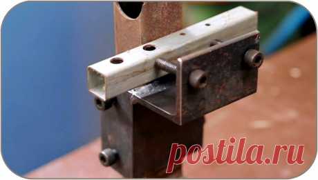 Прижим для сварочных работ своими руками Здравствуйте, уважаемые читатели и самоделкины!При сооружении самых разнообразных металлоконструкций необходимо фиксировать элементы между собой перед выполнением сварки. Для этого применяются самые разнообразные прижимы, струбцины, и магнитные уголки.В данной статье автор YouTube канала