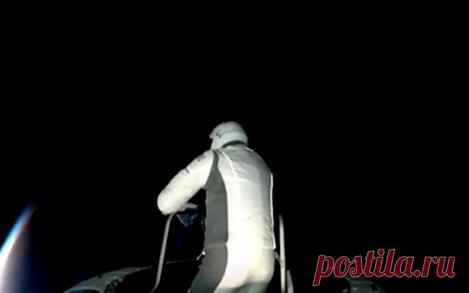 Космический турист впервые вышел в открытый космос. Видео. Командир миссии Polaris Dawn американской компании SpaceX, миллиардер Джаред Айзекман стал первым человеком, который вышел в открытый космос в рамках коммерческого полета на орбиту.