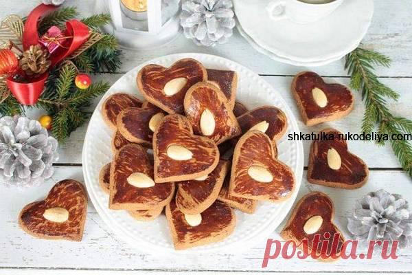 Трудно представить Рождество без имбирных пряников. Вот самый простой рецепт, с которым справится даже человек без кулинарного опыта. Эти имбирные пряники всегда получаются! Понадобится:600 г муки125 г меда200 г сахара + 10 г сахара60 мл охлажденной кипяченой воды1 яйцо50 г сливочного масла20 г имбирных специй¾ чайной ложки пищевой содыпо желанию, если хотите, чтобы пряники получились пышнее и