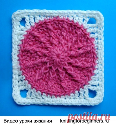 Квадратный мотив с рельефными столбиками.