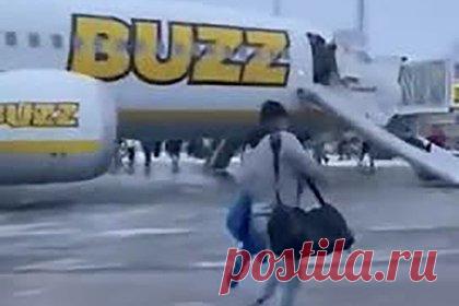Эвакуация пассажиров из самолета по надувным трапам попала на видео. Пассажиров авиакомпании Buzz эвакуировали из самолета из-за задымления в салоне. Boeing 737 готовился к вылету из Стокгольма (Швеция) в Краков (Чехия). Прямо перед отправлением 189 пассажирам пришлось покинуть лайнер из-за дыма и эвакуироваться по надувным трапам. Происшествие попало на видео.