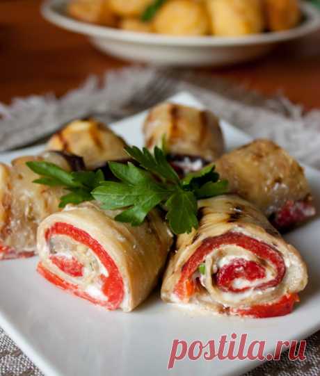 Рулетики из баклажана и печеного сладкого перца на Вкусном Блоге Рецепт скорее для сезона овощей (эдак август-сентябрь), но веди при желании и сейчас можно все купить и приготовить 😉 К тому же, никто не мешает приметить этот рецепт и приготовить уже потом. Сливочный сыр в этой закуске можно заменить мягкой фетой – в таком случае намазку из сыра и сметаны…