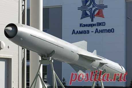 Российскую ракету «Оникс» модернизировали. Крылатая ракета П-800 «Оникс» сможет уничтожать наземные объекты. Модернизация российской разработки расширила перечень потенциальных целей. Об этом генеральный директор, генеральный конструктор ВПК «НПО машиностроения» Александр Леонов. Изначально ракету «Оникс» разработали для поражения надводных целей.