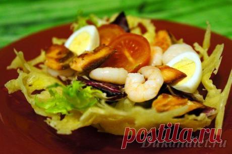 Салат с форелью и креветками в сырной корзинке | Диета Дюкана

Салат можно есть и без корзинки :-) Но так красивее и вкуснее :-)

Для сырной корзинки на 2 порции:
50-100 твердого нежирного сыра.

Для салата:
Свежая форель, семга или горбуша - 50-100 г,
креветки - 8-10 шт.,
перепелиные яйца - 2 шт.,
помидоры черри - 2 шт.,
свежий салат,
оливковое масло.