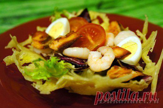 Салат с форелью и креветками в сырной корзинке | Диета Дюкана

Салат можно есть и без корзинки :-) Но так красивее и вкуснее :-)

Для сырной корзинки на 2 порции:
50-100 твердого нежирного сыра.

Для салата:
Свежая форель, семга или горбуша - 50-100 г,
креветки - 8-10 шт.,
перепелиные яйца - 2 шт.,
помидоры черри - 2 шт.,
свежий салат,
оливковое масло.