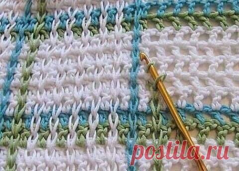 Идея для вязания

Интересная идея для вязания крючком полотна. Может пригодится для пледов, ковриков, сумок, а возможно, и для некоторых видов одежды. Для юбки, например.
Причем, идея очень простая. Полотно вяжется филейной сеткой по принципу: 1 пуская клетка равна 1-й воздушной петле и 1-му столбику с накидом. А затем с помощью крючка эти пустые клетки «заштриховываются» вертикальными цепочками из воздушных петель (впрочем, с таким же успехом это можно назвать соединитель...