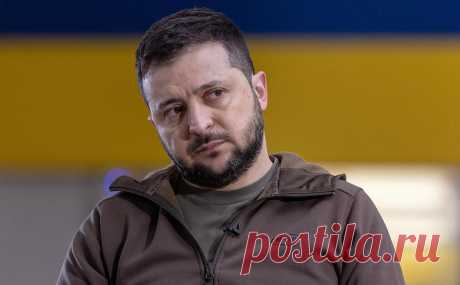 Биограф Зеленского рассказал о совете создать правительство в изгнании. До начала российской военной операции на Украине несколько западных лидеров призвали Владимира Зеленского остаться за границей и начать формировать правительство в изгнании, утверждается в книге The Showman Саймона Шустера