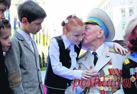 Лучшие стихи и поздравления на 9 мая (День Победы) 

Вы, ветераны, нынче деды —
В боях прошел ваш звездный час…
Поздравить с Днем Святой Победы
Позвольте, дорогие, вас!
Враг вас на части рвал снарядом,
Враг не жалел на вас свинец…
Спасибо, что еще вы рядом-
Защитник Родины, боец —
Мужчина. Дедушка. Отец.
