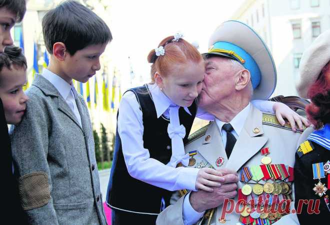 Лучшие стихи и поздравления на 9 мая (День Победы) 

Вы, ветераны, нынче деды —
В боях прошел ваш звездный час…
Поздравить с Днем Святой Победы
Позвольте, дорогие, вас!
Враг вас на части рвал снарядом,
Враг не жалел на вас свинец…
Спасибо, что еще вы рядом-
Защитник Родины, боец —
Мужчина. Дедушка. Отец.