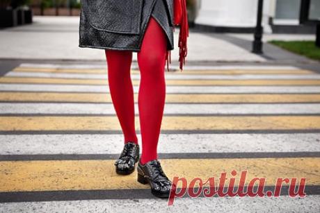 Колготки неожиданного цвета стали модными в 2024 году. Красные колготки стали трендом среди знаменитостей в 2024 году. Согласно публикации NYP, колготки данного неожиданного цвета обрели популярность у главных мировых звезд, а также заполонили показы именитых брендов. Тенденцию поддержали модель Хлоя Севиньи, телезвезда Кайли Дженнер, актриса Эль Фаннинг и другие.