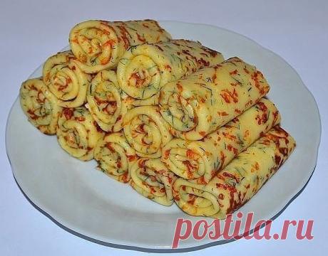 Сырные блины – это один из самых простых и в то же время популярных рецептов среди всех любителей данного блюда. 

Ингредиенты: 

молоко — 1,5 стакана 
яйцо — 2 шт. 
мука — 1 стакан 
сыр — 150 гр. 
соль — 1 ч. л. 
сахар — 1 ч. л. 
разрыхлитель — 1 ч. л. 
растительное масло — 2 ст. л. 
укроп — по вкусу. 

Приготовление: 

Смешать теплое молоко с сахаром, солью и яйцами. 
Добавить просеянную муку с разрыхлителем. 
Сыр натереть на мелкой терке, добавить в жидкую массу. 
Затем...