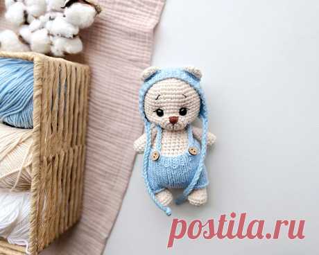 PDF Мишка в ладошку крючком. FREE crochet pattern; Аmigurumi toy patterns. Амигуруми схемы и описания на русском. Вязаные игрушки и поделки своими руками #amimore - медведь, медвежонок в штанишках, мишка в чепчике.