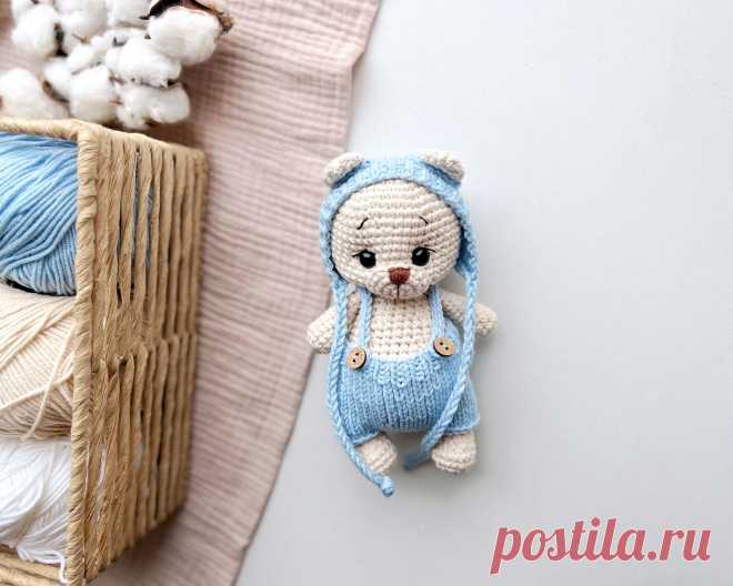 PDF Мишка в ладошку крючком. FREE crochet pattern; Аmigurumi toy patterns. Амигуруми схемы и описания на русском. Вязаные игрушки и поделки своими руками #amimore - медведь, медвежонок в штанишках, мишка в чепчике.