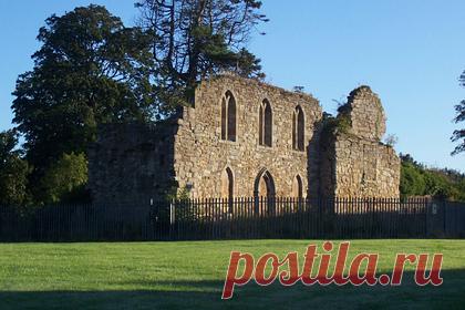 В руинах исторического замка в Шотландии нашли сотни килограммов кокаина. В руинах исторического замка в Шотландии нашли несколько сотен килограммов кокаина. Его обнаружил один из местных жителей во время уборки мусора на территории замка. Наркоторговец, предположительно причастный к сокрытию партии наркотика, задержан. Он утверждает, что помог спрятать кокаин другим преступникам.