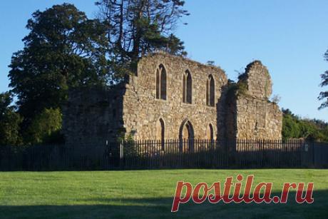 В руинах исторического замка в Шотландии нашли сотни килограммов кокаина. В руинах исторического замка в Шотландии нашли несколько сотен килограммов кокаина. Его обнаружил один из местных жителей во время уборки мусора на территории замка. Наркоторговец, предположительно причастный к сокрытию партии наркотика, задержан. Он утверждает, что помог спрятать кокаин другим преступникам.