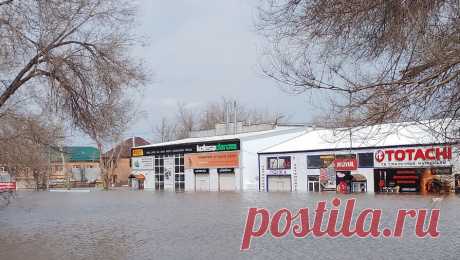 Вода начала затапливать улицы в селах Притобольного района Курганской области. Вода начала заходить на улицы нескольких сел Притобольного района Курганской области, местных жителей призывают эвакуироваться. Об этом сообщили в Telegram-канале администрации муниципалитета. &quot;Внимание жителей села Межборное, села ...