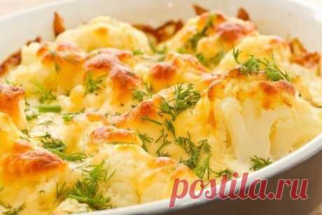 Запеканка из цветной капусты с курицей 
на 100грамм - 69.11 ккалБ/Ж/У - 9.36/2.01/3.4 

Ингредиенты: 
Цветная капуста - 600 г 
Куриное филе - 300 г 
Яйца - 2 шт 
Сыр - 30 г 
Молоко 1% - 150 мл 
Зелень - по вкусу 
Соль, перец - по вкусу 

Приготовление: 
Цветную капусты разобрать на соцветия и отварить в подсоленой воде минуты 3. Куриное филе нарезать небольшими кубиками, приправить солью и перцем и оставить на 5 минут. В форму для запекания выложить курицу, сверху цветную ...