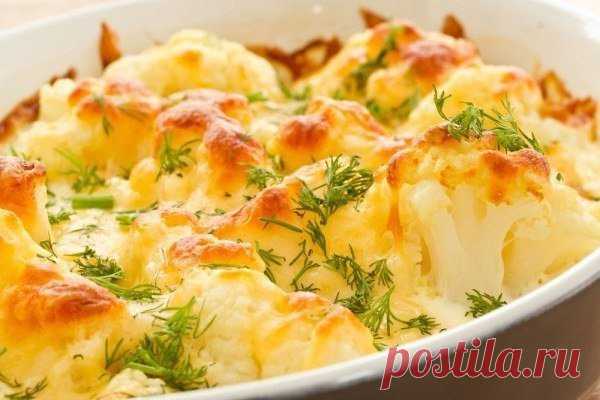 Запеканка из цветной капусты с курицей 
на 100грамм - 69.11 ккалБ/Ж/У - 9.36/2.01/3.4 

Ингредиенты: 
Цветная капуста - 600 г 
Куриное филе - 300 г 
Яйца - 2 шт 
Сыр - 30 г 
Молоко 1% - 150 мл 
Зелень - по вкусу 
Соль, перец - по вкусу 

Приготовление: 
Цветную капусты разобрать на соцветия и отварить в подсоленой воде минуты 3. Куриное филе нарезать небольшими кубиками, приправить солью и перцем и оставить на 5 минут. В форму для запекания выложить курицу, сверху цветную ...