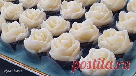 Veja como eu faço rosa de coco com chocolate! Receita fácil e saborosa. ✳Curso Doces Finos de Luxo:https://go.hotmart.com/Y51771491D✳Curso Doces Finos para Iniciante:https://go.hotmart.com/R47800472N✳E-book: Massas - Recheios e C...