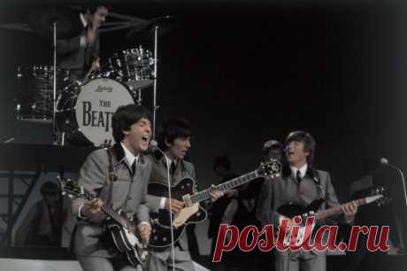 Последняя песня The Beatles возглавила британский хит-парад. В день релиза песня всего за 10 часов поднялась на 42-е место чарта, а спустя неделю заняла первое место.