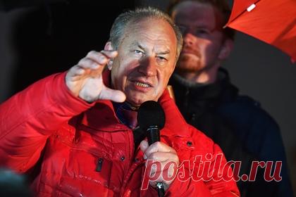 Депутату Рашкину запретили выходить из дома по ночам и охотиться. Басманный суд удовлетворил ходатайство следователя и запретил подозреваемому в убийстве лося на незаконной охоте депутату Государственной Думы от КПРФ Валерию Рашкину охотиться, общаться со свидетелями и выходить из дома в период с 23:00 до 07:00 до 13 февраля. Парламентарий вину не признал.