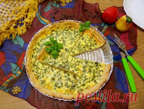 Пряный киш с базиликом и кремовой начинкой – изысканная французская выпечка. Киш – открытый пирог с заливкой из сливок, яиц, сыра. Лоранский пирог, тарт – это всё он, соблазнительный киш! Сливочно-сырная заливка идеально подходит к песочному тесту. Получается нежнейшая выпечка, которая в буквальном смысле тает во рту. Летом обязательно нужно добавить в кремовую начинку свежий базилик – аромат просто потрясающий! Эта несладкая выпечка – отличный вариант для вкусного вечернего чаепития.