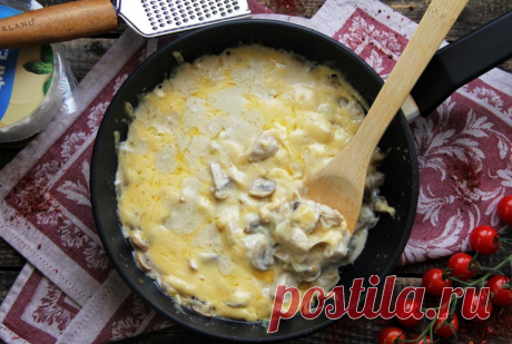 Жульен с курицей и грибами на сковороде