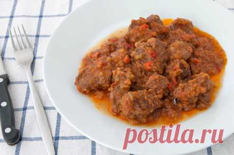 Тушеная говядина с помидорами и перцем.
Вкуснейшая тушеная говядина с измельченными помидорами, сладким перцем, репчатым луком и тимьяном.