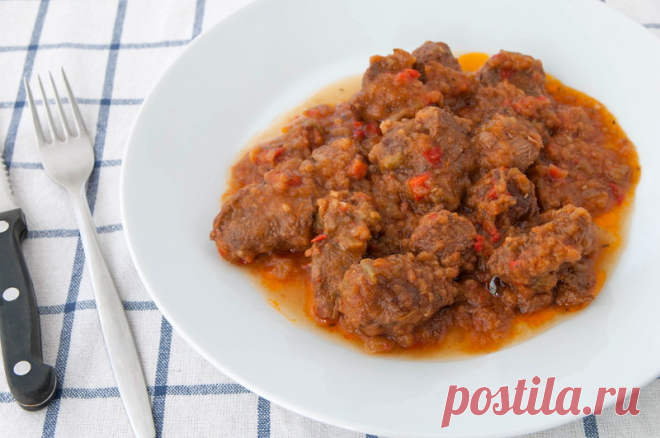 Тушеная говядина с помидорами и перцем.
Вкуснейшая тушеная говядина с измельченными помидорами, сладким перцем, репчатым луком и тимьяном.