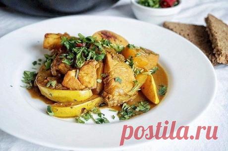Пикантная курица с айвой
Ингредиенты:

250 гр куриного филе
1 айва
кусочек тыквы 150-170 гр
1 луковица
сливочное масло
петрушка
150-200 мл куриного бульона или воды
соль по вкусу
половинка перца чили
специи ~ по 1\2 ч.л каждой: корица, сладкая паприка, корианд, черный перец, куркума

Способ приготовления:
Филе порезать произвольными кусочками.

Разогреть сковороду с небольшим кусочком масла. На среднем огне быстро обжарить кусочки курицы.

Лук порубить мелким кубиком. Кури...