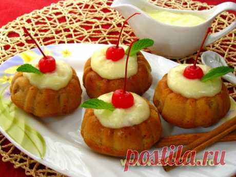 Маффины с яблоками и корицей под ванильным соусом