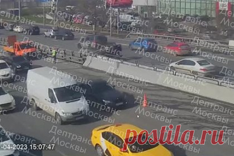 Автомобиль перевернулся при массовой аварии в Москве и попал на видео. В Москве на Волгоградском проспекте в районе дома 32 корпус 7 столкнулись четыре машины, один из автомобилей перевернулся. Момент аварии попал на видео с камер наружного наблюдения, которые публикует столичный Дептранс в своем Telegram-канале. Состояние водителей уточняется.