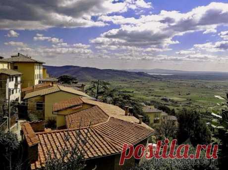 Италия. Тоскана. Cortona Кортона - тоже этрусский город. В 8-7 веках до н.э. одно из важнейших этрусских поселений. В 310 году до н. э. его завоевали римляне, около 450 года - готы.В 1411 году Кортона становится частью Флорен...