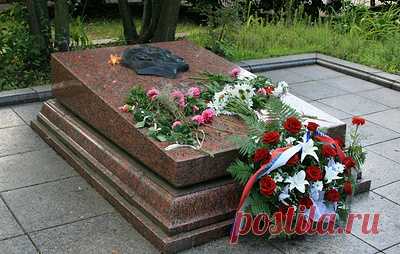 Во Львове попытались украсть из могилы прах разведчика Николая Кузнецова. При этом мэр города Андрей Садовый в очередной раз сделал вопрос о захоронении советского разведчика предметом политического торга