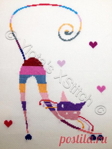 Cat in stripes free cross stitch pattern | Yiotas XStitch