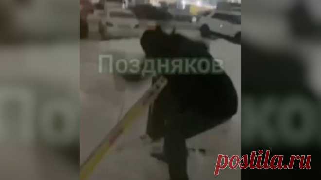 В Петербурге мужчина сломал шлагбаум и напал на семью с ребенком. В Петербурге полиция обратила внимание на мужчину, который напал на семью с ребенком. Об этом сообщает официальный представитель МВД Ирина Волк в Telegram-канале. Инцидент произошел на территории одного из жилых комплексов города. На ...