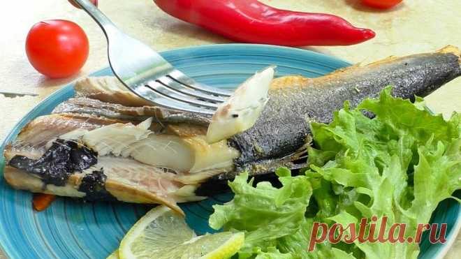 Вкуснее чем копченая, вы удивитесь насколько это просто! - Охота и рыбалка - медиаплатформа МирТесен Приготовив по этому рецепту селедку раз и навсегда откажетесь от рыбы горячего копчения. Ароматная вкусная селедка легко отделяется от костей и послужит как удобной закуской так и основным блюдом. Рецепт:селедка — 2 шт.морковь — 1 шт.лук репчатый — 1 шт.розмарин<br...