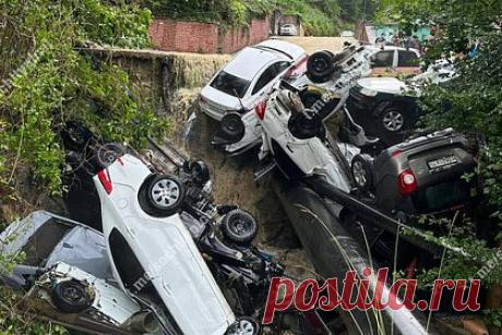 Сильный ливень в Сочи смыл десятки машин в одну кучу. Сильный ливень обрушился на микрорайон Хоста в Сочи ночью в воскресенье, 9 июля. Его последствия попали на видео. Так, на кадрах видно, как потоки воды смыли десятки припаркованных машин в одну кучу. О пострадавших от природного явления не сообщается. На месте работают экстренные службы.